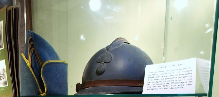 casque,adrian,bleu,grande,guerre,1914,1918,centenaire,verdun,soldat,infanterie,casque,avion,decoration,mitraillette,fusil,tranchee (200)