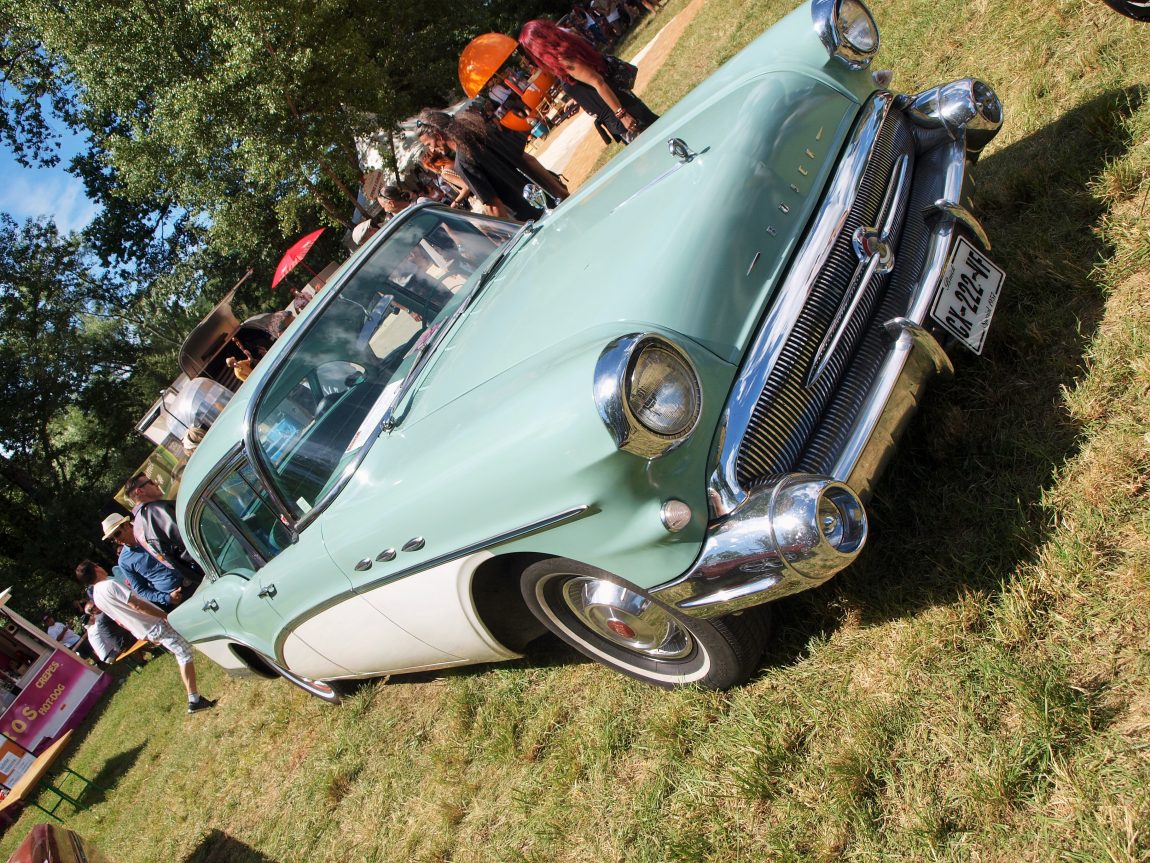 domaine,cros,auzon,vogue,ardeche,vintage,voiture,ancienne,huile,bidon,brocante,michelin,dunlop,scooter,vespa,buick,1957,nailhead,,sixties,seventies,ford,cadillac ( (22)