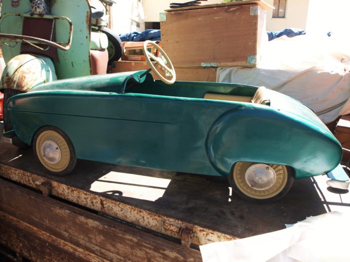 Marsanne drome le vide-greniers du 15 aout 2016 une voiture pedales bleu de la marque simca vehicule aronde ancien quadricycle a propulsion humaine, jouet pour les enfants, copie d'une voiture de constructeur automobile, Société Industrielle de Mécanique et Carrosserie Automobile