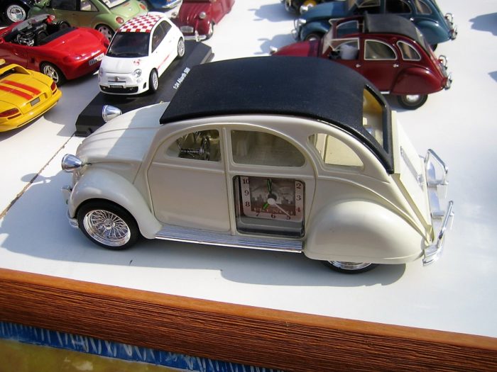 La-voulte_rhone_brocante_vide-greniers_majorette_dinky-toy_voiturette_miniature_norev