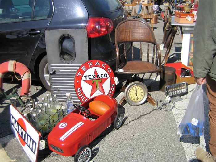 La-voulte_rhone_brocante_vide-greniers_metal_boite_publicite_tole_voiture_distributeur