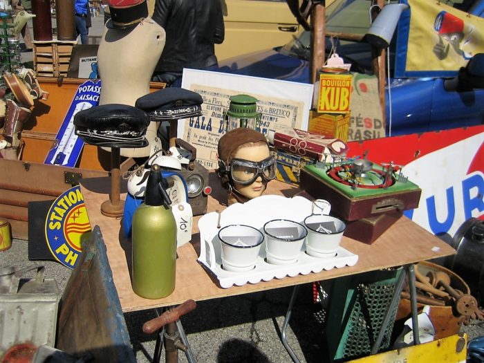 La-voulte_rhone_brocante_vide-greniers_metal_boite_publicite_tole_voiture_distributeur