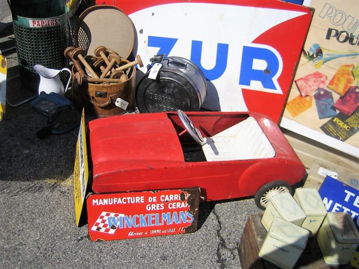 La-voulte_rhone_brocante_vide-greniers_metal_boite_publicite_tole_voiture_distributeur