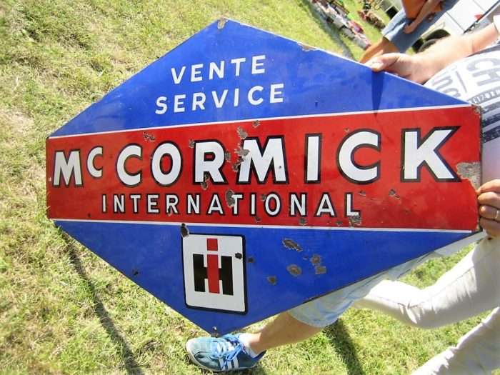 dieulefit_brocante_vide-greniers_tracteur_agricole-mc_cormick_plaque_emaillée.