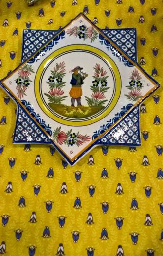 Vals-les-bains_ardeche_vide-greniers_assiette_porcelaine_quimper_saxe_etoile_decor_heriot_fraise-