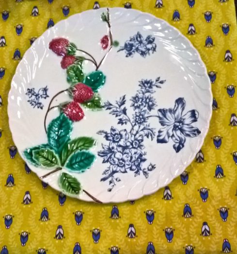 Vals-les-bains_ardeche_vide-greniers_assiette_porcelaine_quimper_saxe_etoile_decor_heriot_fraise-