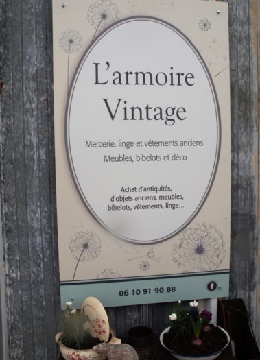 village_brocanteurs_tignieu_jameyzieu_armoire_vintage_-meuble_bibelots_linge_ancien