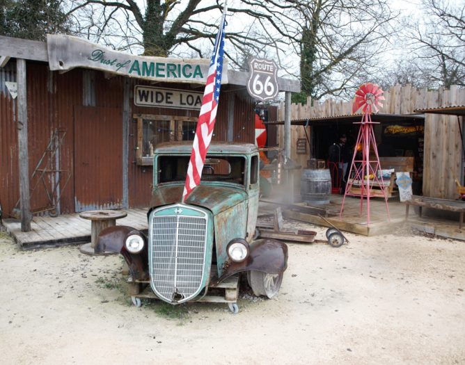 village_brocanteurs_tignieu_jameyzieu_road_route_66_usa_amerique_voiture-pedeales_rouge_oil_huile_bidon_desert_californie