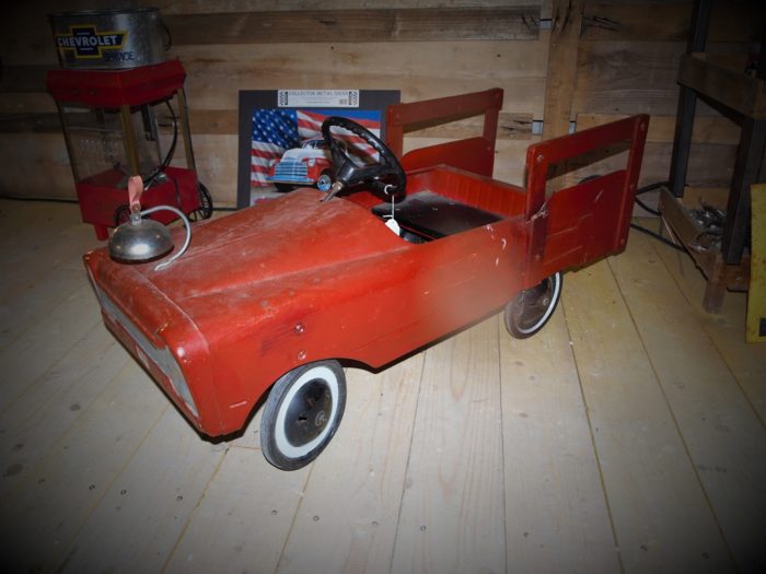 village_brocanteurs_tignieu_jameyzieu_road_route_66_usa_amerique_voiture-pedeales_rouge_oil_huile_bidon_desert_californie