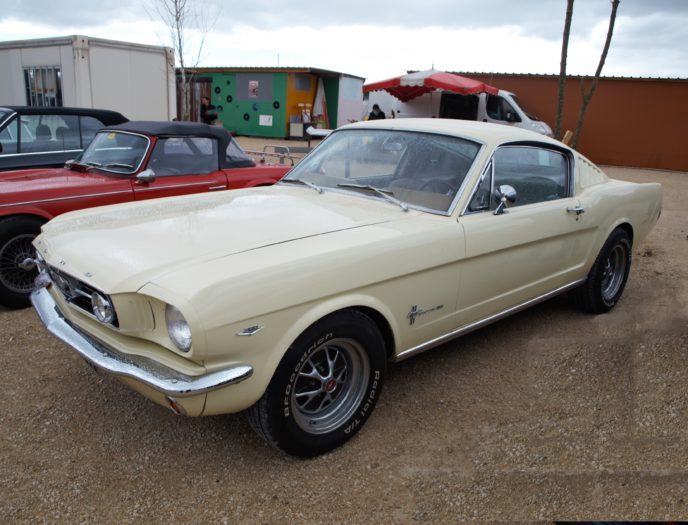 ford_mustang_fastback_1965_phoenician_yellow_oregon_bullit_film_voiture_collection_course_coupe_390_v8