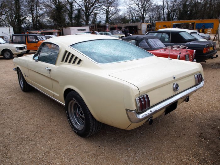 ford_mustang_fastback_1965_phoenician_yellow_oregon_bullit_film_voiture_collection_course_coupe_390_v8