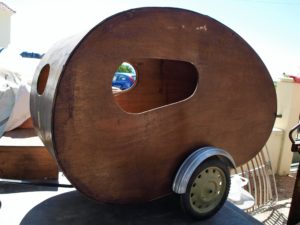 marsanne drome le vide-greniers du 15 aout 2016 une caravane jouet contreplqué de couleur vernis chêne foncé attelée à une voiture à pédales bleu, un logo de Kid River