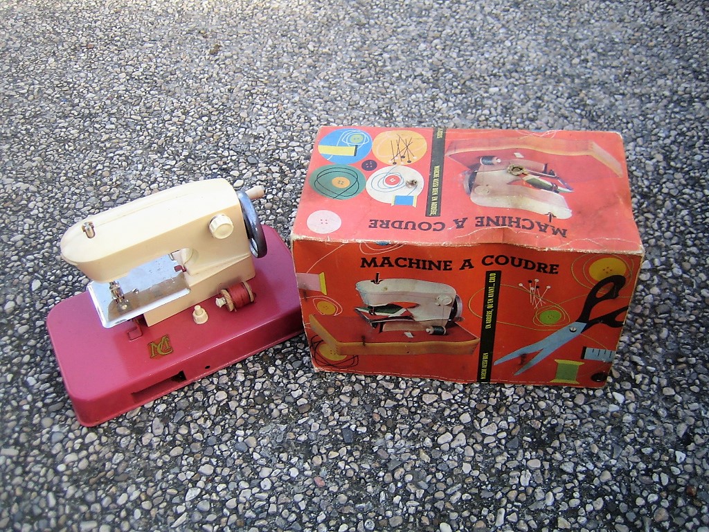 Ancienne machine à coudre jouet enfant Gabriela vintage en