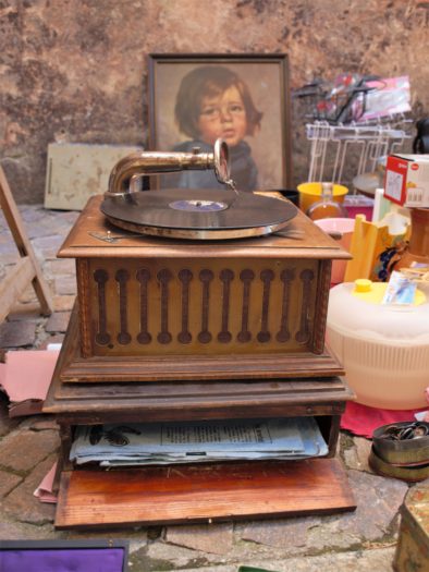 pont-de-barret_fontaine-minerale_vide-greniers_outils_anciens_cle_phonographe_gramophone_disque