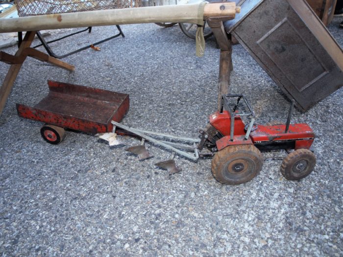 vide-greniers_marsanne_drome_jouet_tracteur_charrette_enfant