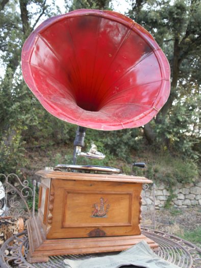 chamaret_donjon_tour_drome_vide-greniers_phonographe_boite-lettre_rouge_angleterre_royal-mail