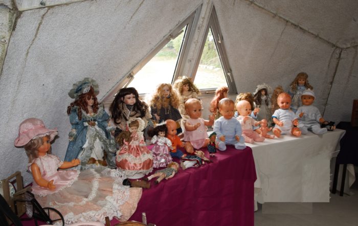 Présentation de poupées et de poupons dans le dôme