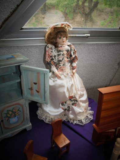 Petite poupée bella de style vêtue 18 éme siècle air hautain théâtrale 