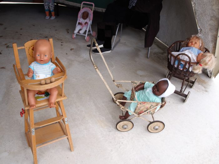 Poupon sur chaise haute en bois, poussette debut 19 eme siecle avec poupon de couleur