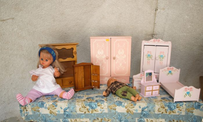Mise en scène une poupée collection vêtue haut blanc bas mauve, dans une chambre à coucher aux meubles rose et cœur bleu
