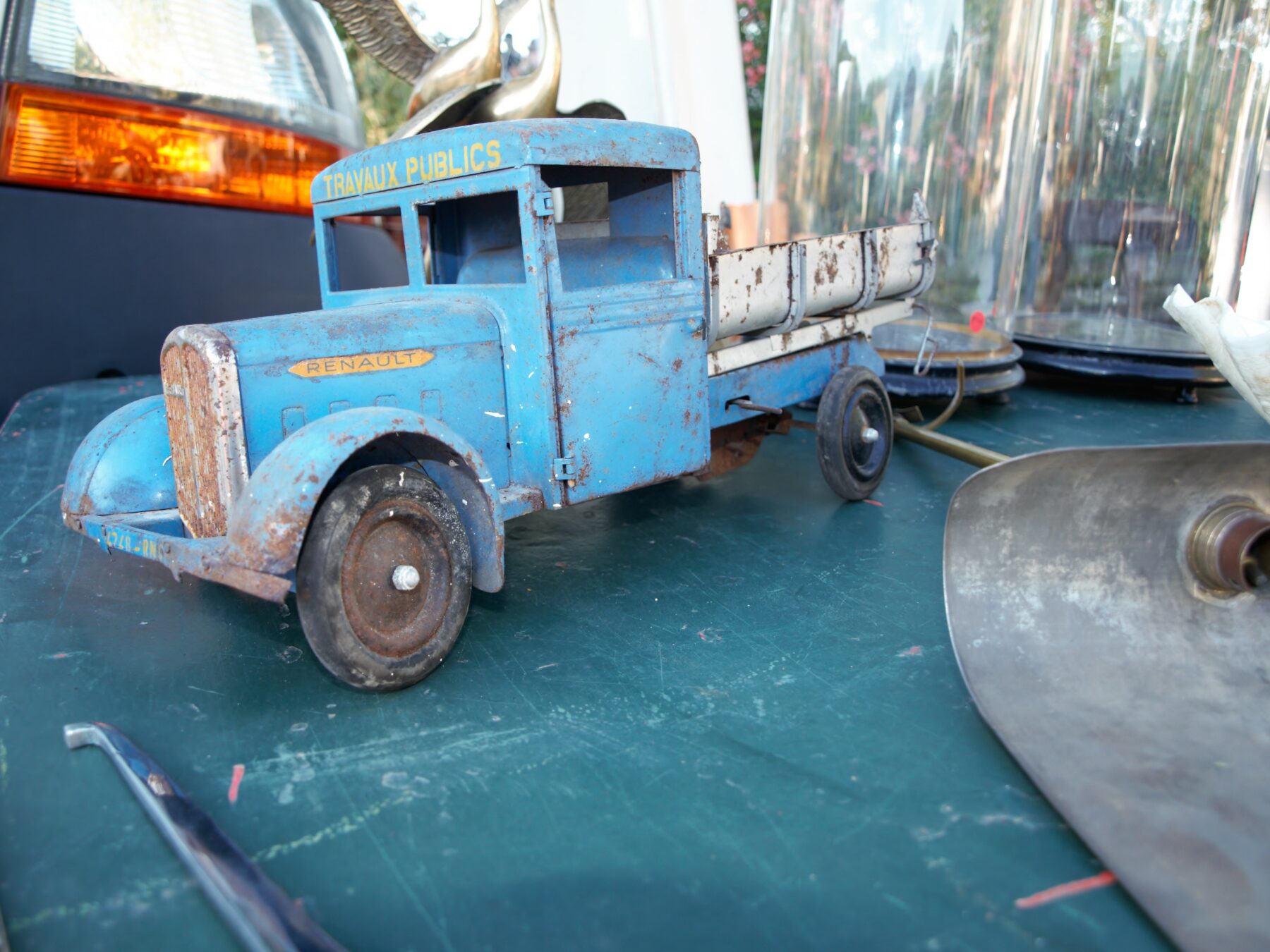 A collectible scale model Renault 2 Tonnes Plateau from Altaya
