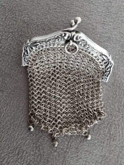 Bourse type cotte de mailles en argent munie d'un anneau d'attache pour châtelaine fermoir en forme de baiser
Argent
Poids 32 gr
Poinçon :
Époque :XXème
Dimensions: 7,5 cm X 5 cm
Bon état général